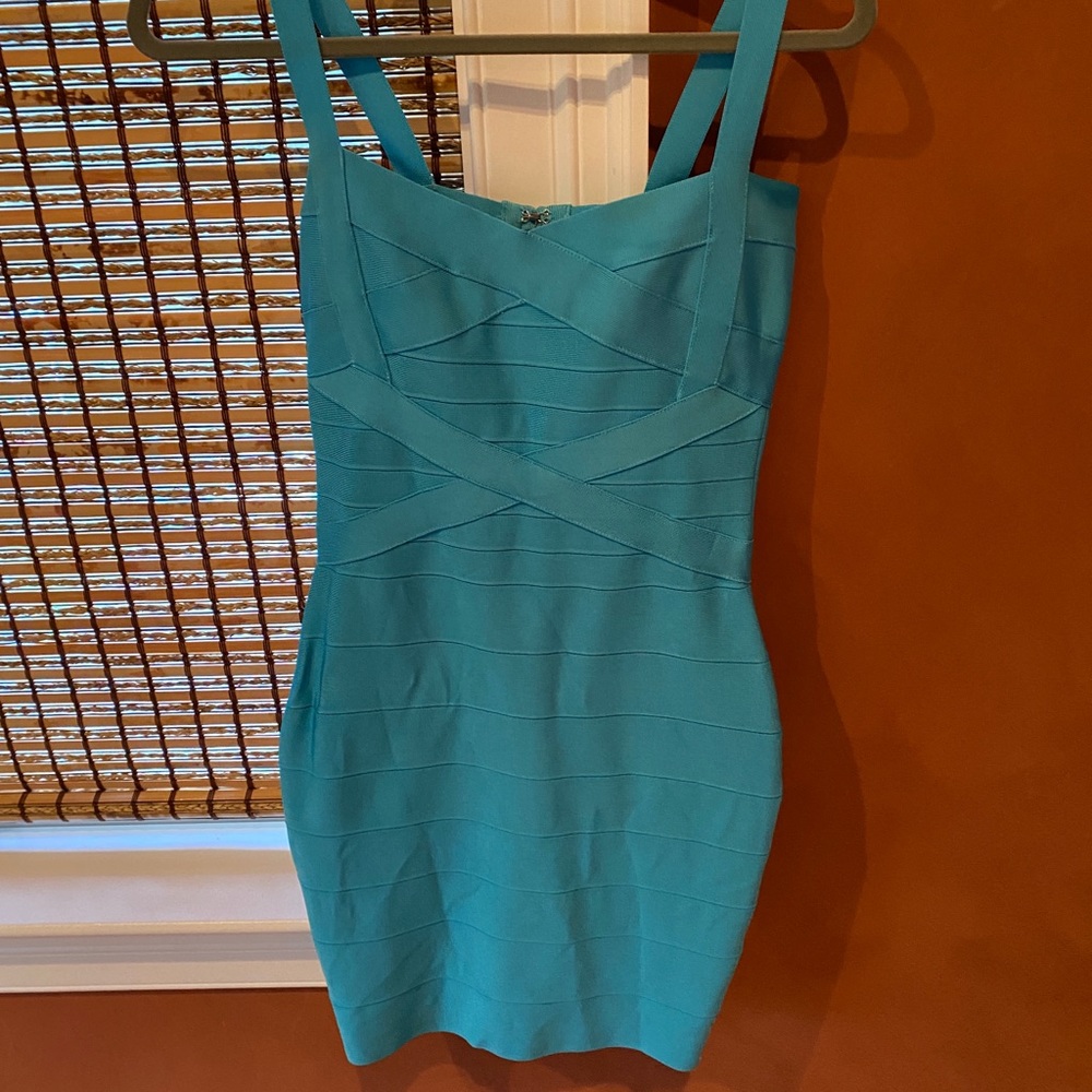 Bodycon bandage dress. Zipper in the back.